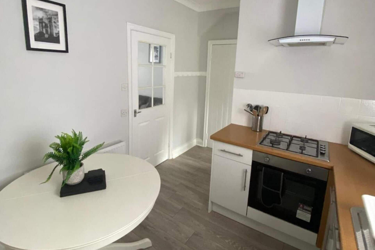 Private kitchen 4, House - Sleeps 6 - Pet Friendly - Parking, Newcastle upon Tyne