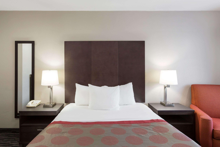 Bedroom 3, Ramada by Wyndham Monterey, Monterey