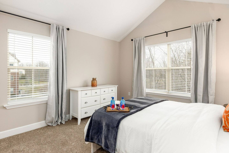 Room 2, Woodland Penthouse 2BR W D Pool Gym Walkable, Delaware