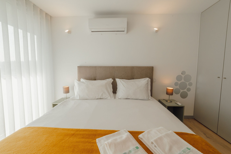 Room 3, Amazing Riverview Apartment w Pool by Vacationy, Vila Nova de Gaia