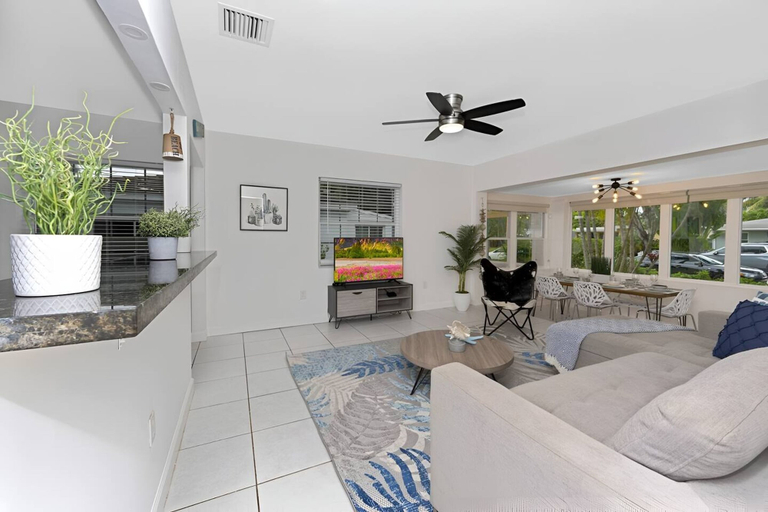 Room 5, The Palm House in Hollywood, Broward