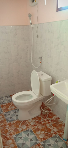 Bathroom 3, Suansuppachok Inn, Ongkharak