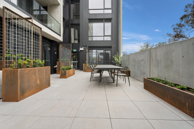 Balcony 3, Cosy Braddon Studio With BBQ Area, Canberra
