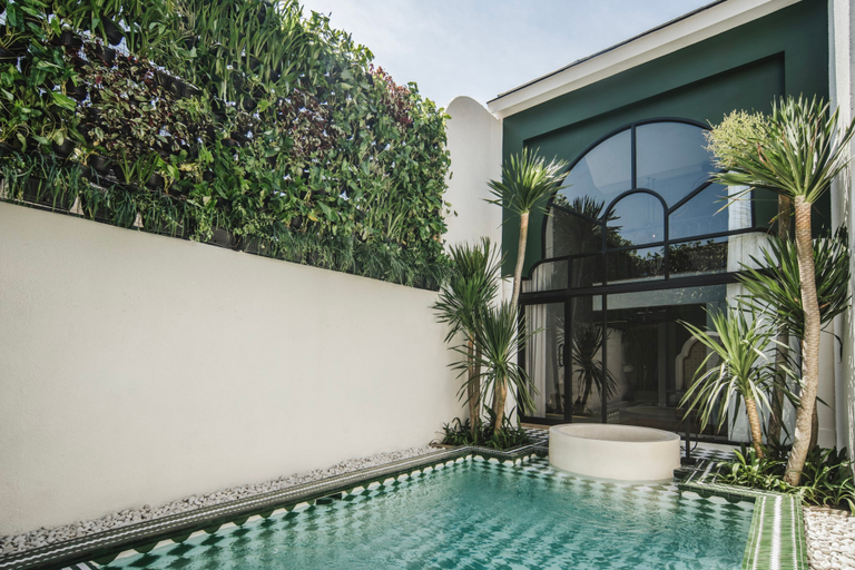 Exterior & Views