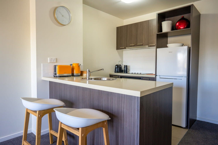 Private kitchen, Spacious City Stay Near Lygon Street Dining, Melbourne