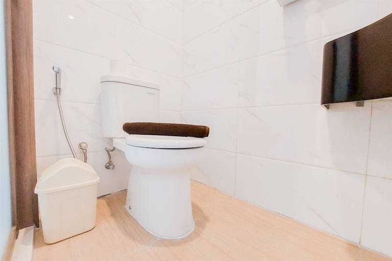 Bathroom 3, Best Deal And Homey Studio Sky House Alam Sutera Apartment, Tangerang
