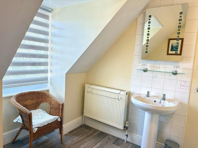 Bathroom 4, Deincourt Hotel, Nottinghamshire