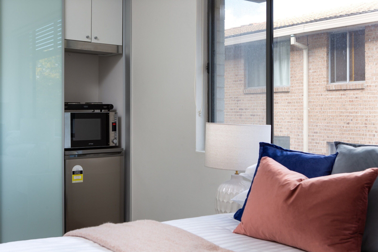 Room 3, Bright Studio Steps From Westmead Hospital, Sydney