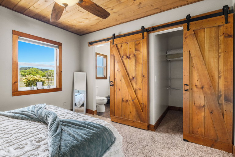 Room 4, Zebra Retreat Compound, Yavapai