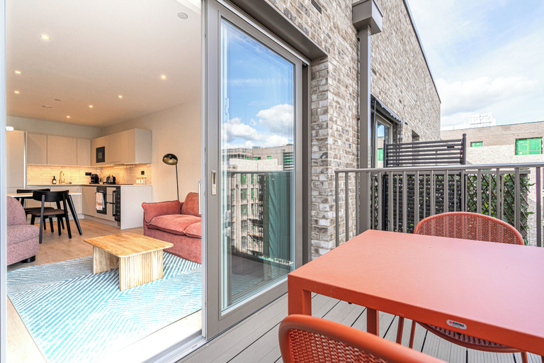 Room 5, Stylish One-bedroom Haven, London