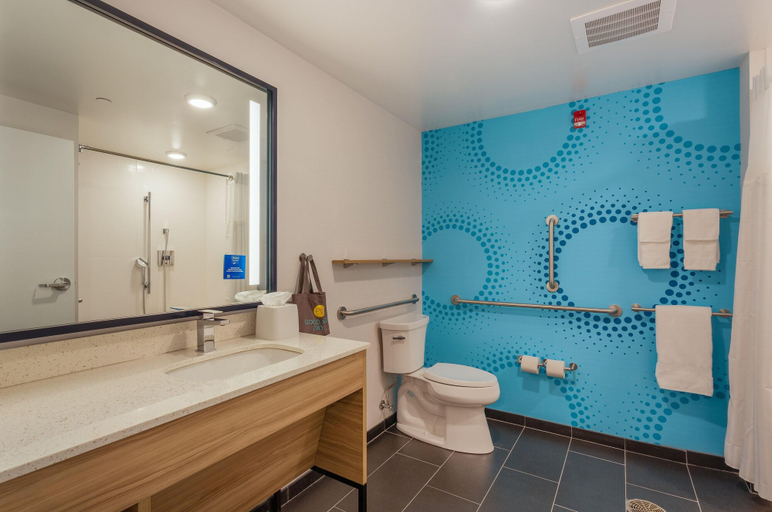 Bathroom 5, Tru by Hilton Ocean City Bayside, Worcester