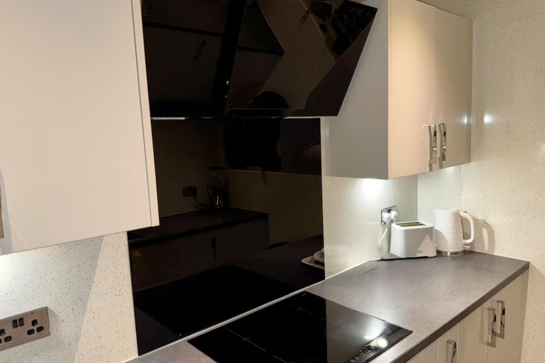 Private kitchen 3, 2 Bedroom Apartment - Sleeps 4, Free Parking, Wifi, Glasgow