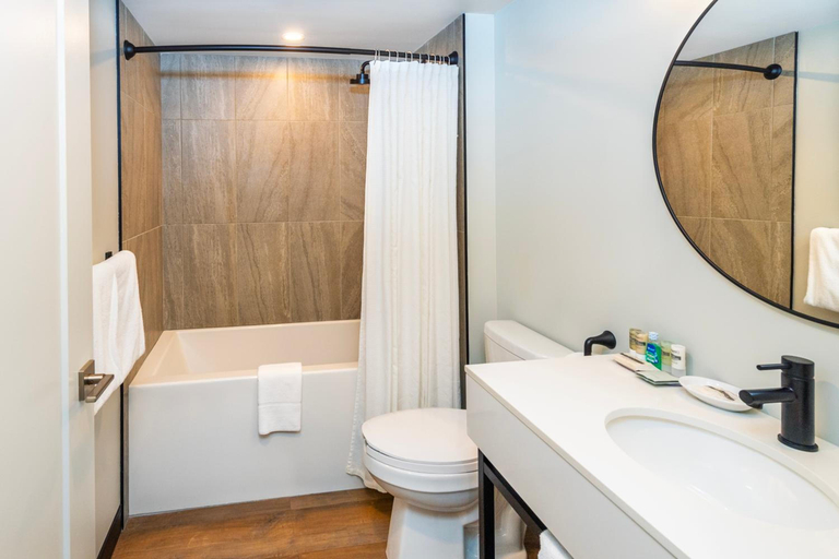 Bathroom 3, Charlton's Banff, Division No. 15
