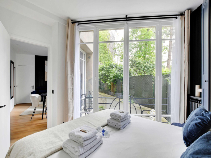 Bedroom 5, Magnificent 2bd/4p Apartment - Eiffel Tower, Paris