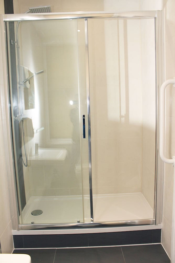 Bathroom 3, Flexistay Leicester Gable Aparthotel, Leicester