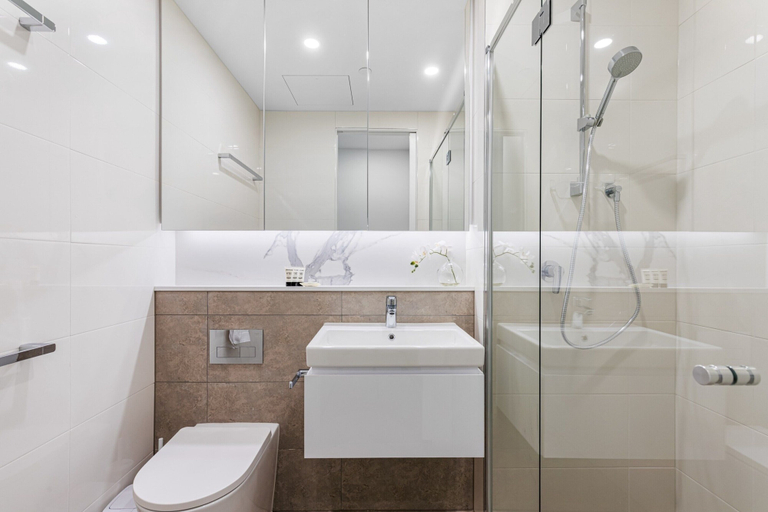 Bathroom 4, Remarkable 3-bed With City Views & Swimming Pool, Melbourne