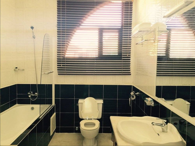 Bathroom 4, Seafront Residences, Kombo Saint Mary