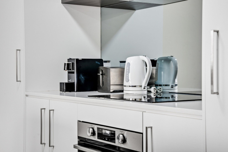 Private kitchen 3, Comfy 2-bed Near the Lake With Secure Parking, Canberra