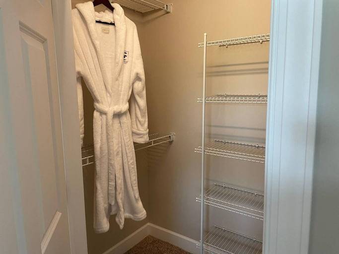 Room 4, Peaceful Polaris Penthouse 2BR W D Balcony, Delaware