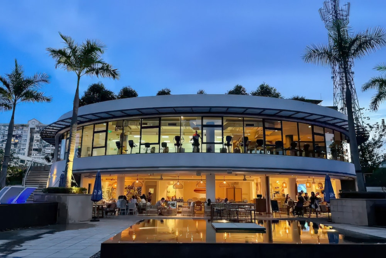 Exterior & Views