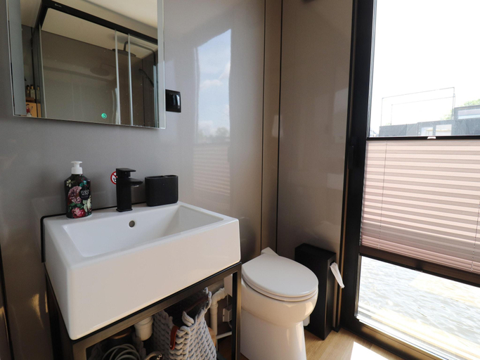 4, Houseboat with sauna fantastic view Offingawier, Sneek