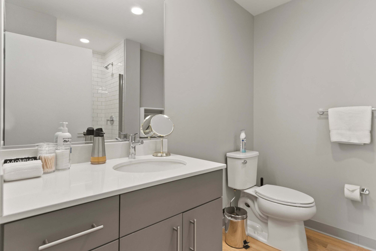 Room 4, Family-friendly 4BR in Lincoln Park Safe Area, Cook