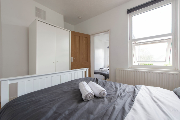 Room 3, Stylish 4BR Home WiFi FreeParking, London
