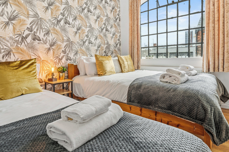 Room 4, 3 Bed Flat - Sleeps 8 - Parking - Wifi, Birmingham