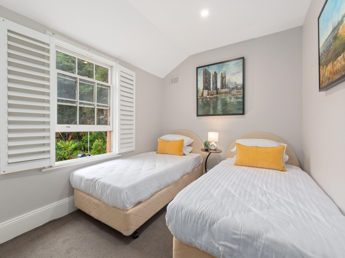 4, Spacious Inner-City House with Balcony Views, Sydney