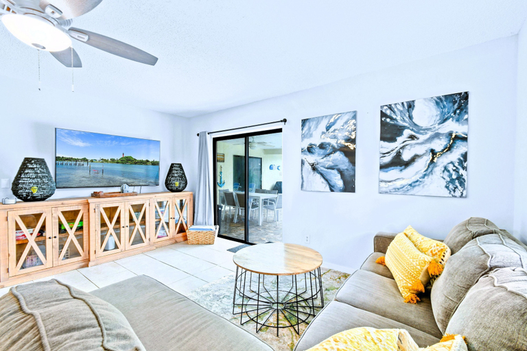 Room 2, Luxury Sleeps 12 Kings Pool 2 Hot Tubs, Palm Beach