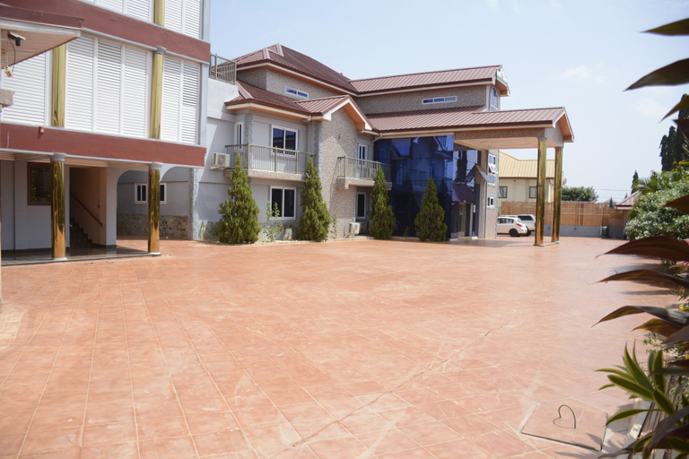 Front of property, Hunters Royal Apartments, Tema