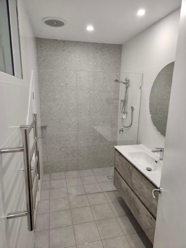 Bathroom, Beautiful 2-Storey Unit with Balcony near Smith St, Melbourne