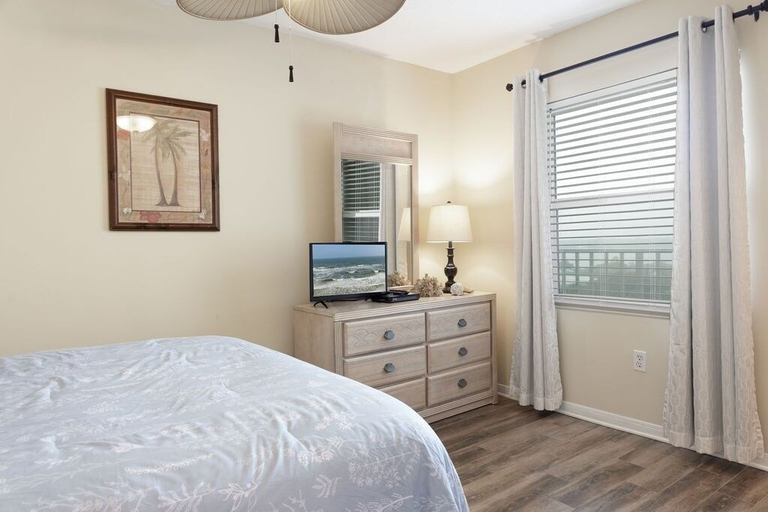 Room 2, Ocean House 1904 2 Bedroom Condo by RedAwning, Baldwin