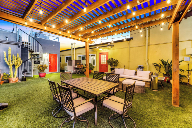 Outdoor dining 4, The U, San Diego