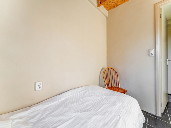 Room 4, Tranquil Holiday Home in Lage Zwaluwe With Terrace, Drimmelen