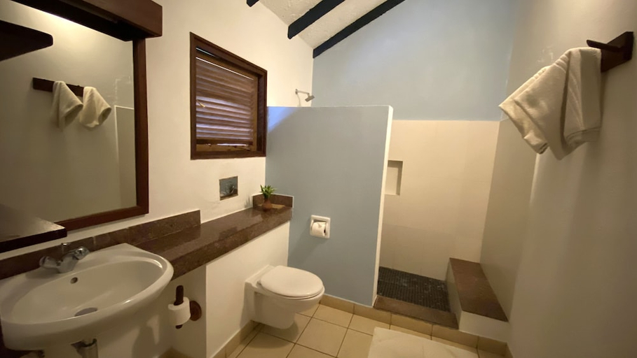 Bathroom 4, Pinewood Beach Resort and Spa, Msambweni