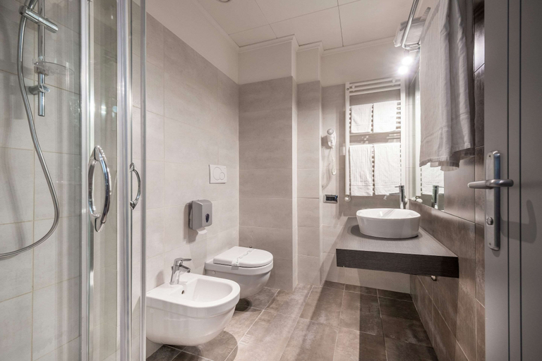 Bathroom 4, Quality Hotel Green Palace, Rome