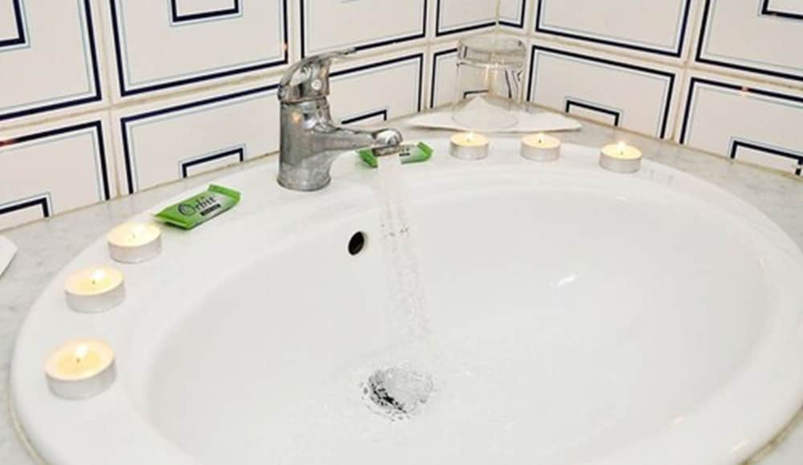 Bathroom 5, Omega, Agadir-Ida ou Tanane