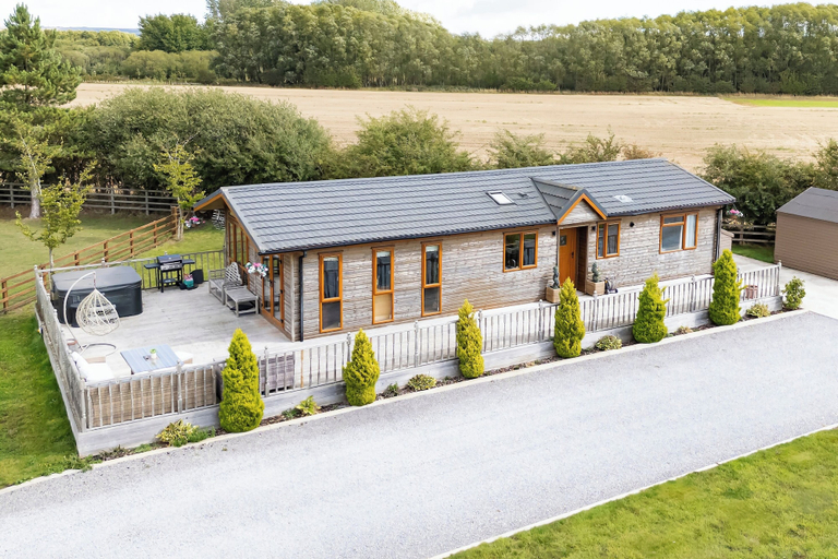 Exterior & Views 2, 3-bedroom Lodge- Pet Friendly- Hot Tub, East Riding of Yorkshire