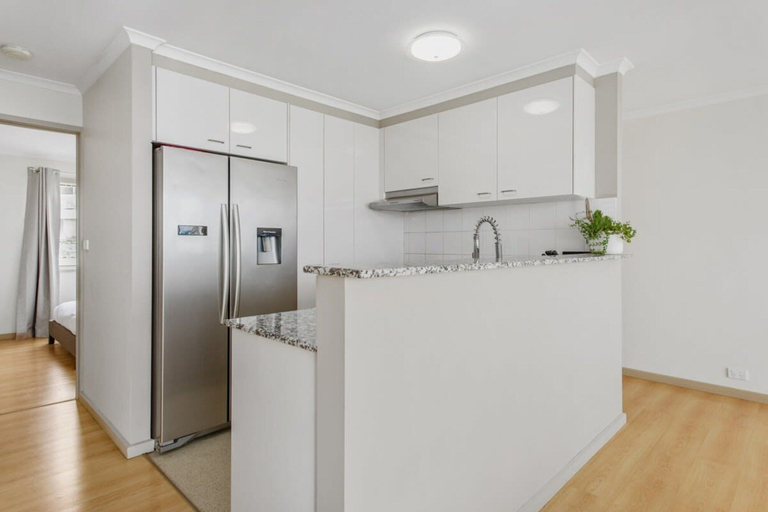 Private kitchen 3, 2-bed Unit With Balcony, BBQ & Stunning Lake Views, Canberra