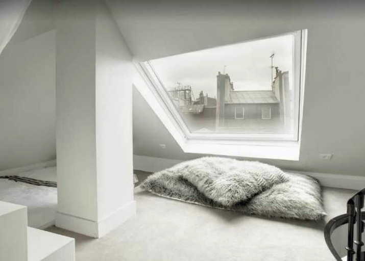 Room 5, Confidential Room 5, a stone's throw from the Louvre, Paris