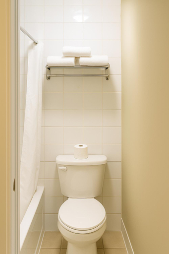 Bathroom 5, Best Maple Inn, Division No. 11