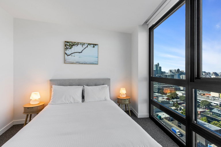 Room 4, Stylish 1-bed With Pool Gym & Stunning Views, Melbourne