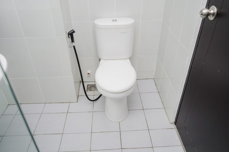 Bathroom 2, Comfortable 1BR at Casa de Parco Apartment, Tangerang