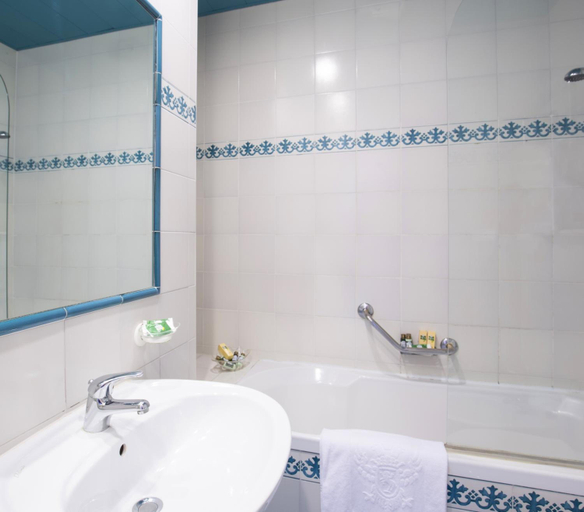 Bathroom 4, Isabella, Messina