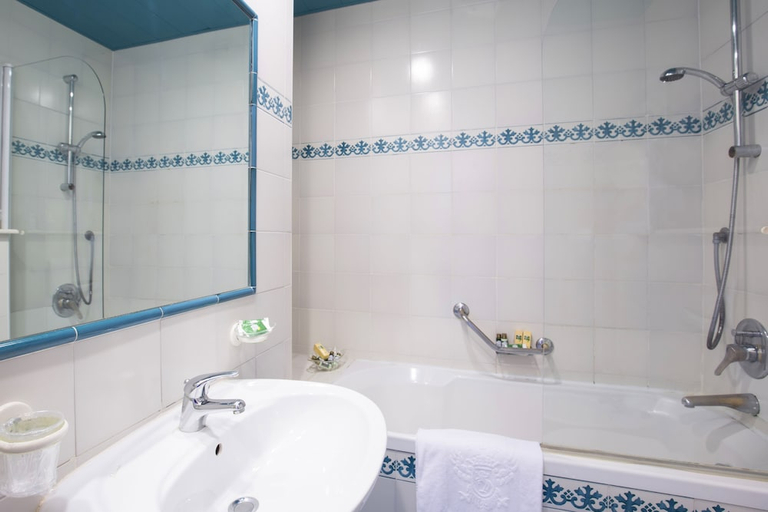 Bathroom 4, Isabella, Messina