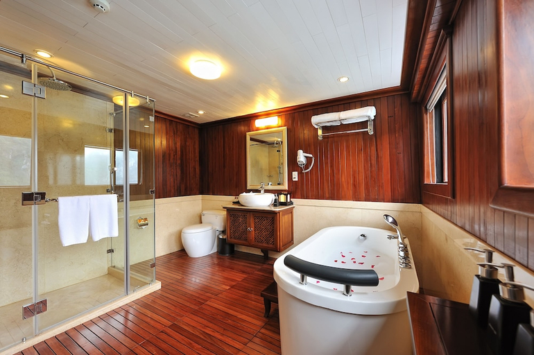 Bathroom 3, Paradise Peak Cruise, Hạ Long