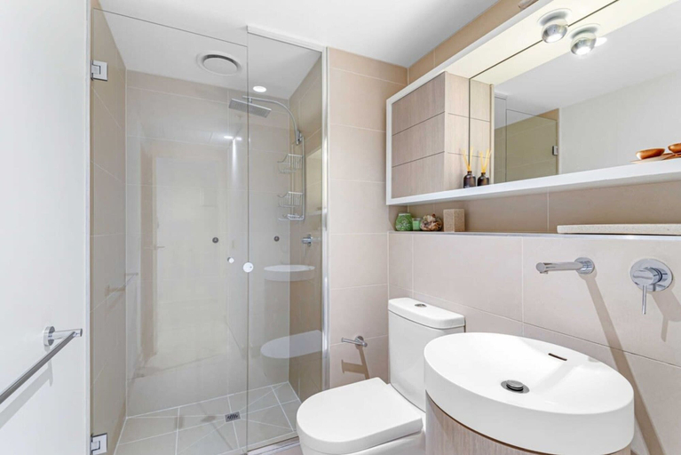 Others 3, Eclectic 1-bed Apartment With Pool and Gym, Melbourne