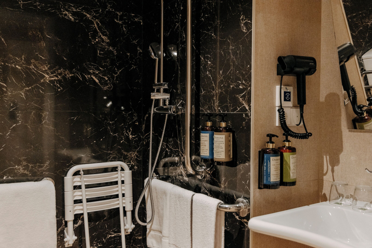 Bathroom 2, Hotel PAX Atocha, Madrid