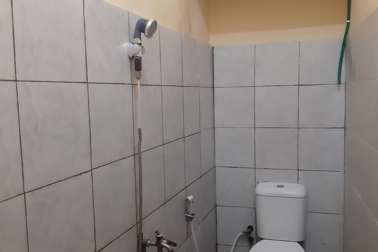 Bathroom 3, OYO 3895 D'Luck Homestay, Sidoarjo